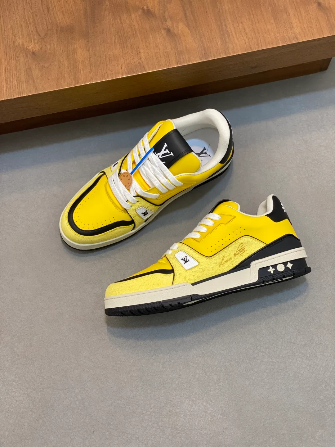 Men's men's shoes 💰820 Lujia New Color Men's 🧍‍♂️trainer sneakers, this LV Trainer sneaker is made of soft grained calfskin, showing pure tones, the #54 logo on the back traces the brand's birth in 1854, the designer's handwritten brand logo embellishes one side, designed by Virgil Abloh himself, a very commemorative sneaker, the new LV Louis Vuitton louis vuitton trainer sneaker low casual sports culture versatile basketball sneakers Size: 35-46 (customized for women 40, men 46)